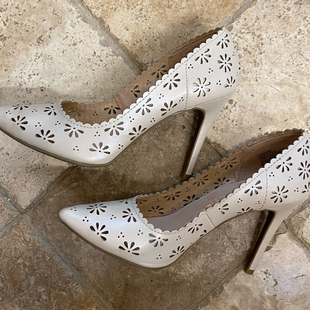 Lauren Conrad Nude Floral Eyelet Heels size 9